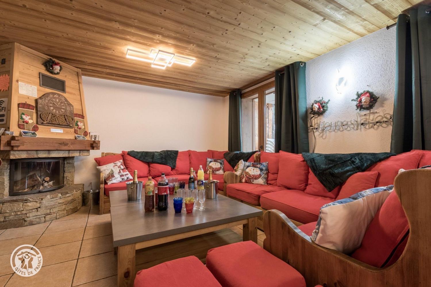 Cheminée en pierre du chalet à Châtel